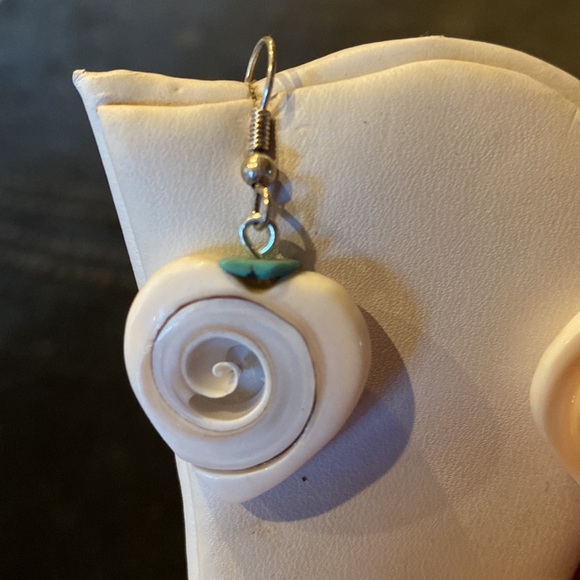 Santa Domingo cut shell earrings - Picture 2 of 5